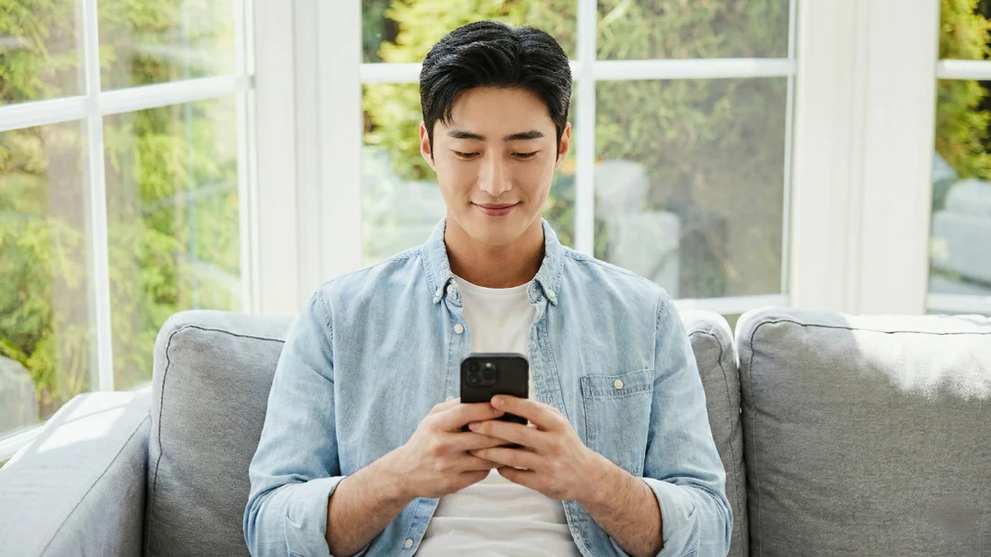SKT소액결제정책 설정 화면을 들여다보는 모습